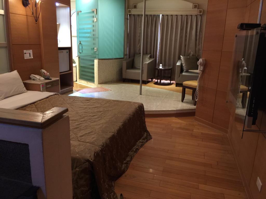 Changsing Business Motel Тайнань Экстерьер фото