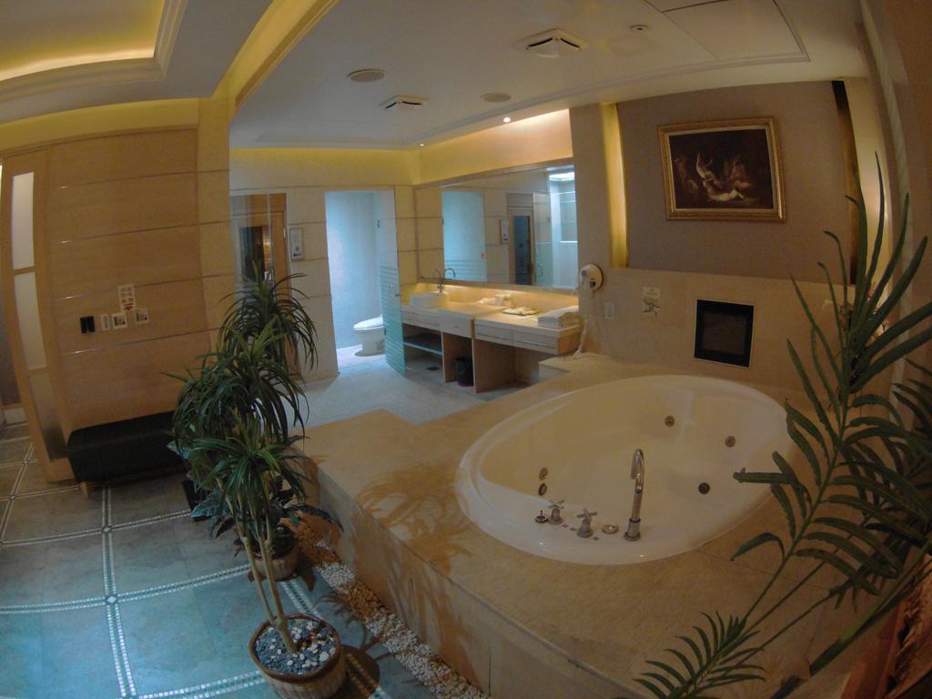 Changsing Business Motel Тайнань Экстерьер фото