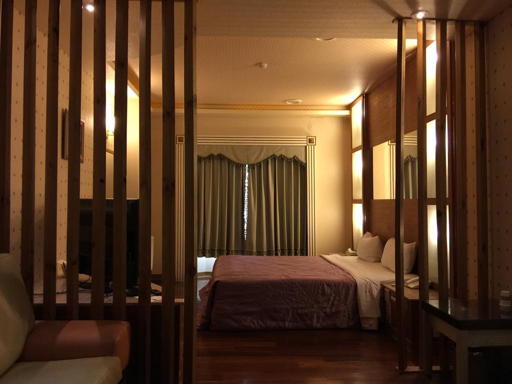 Changsing Business Motel Тайнань Экстерьер фото
